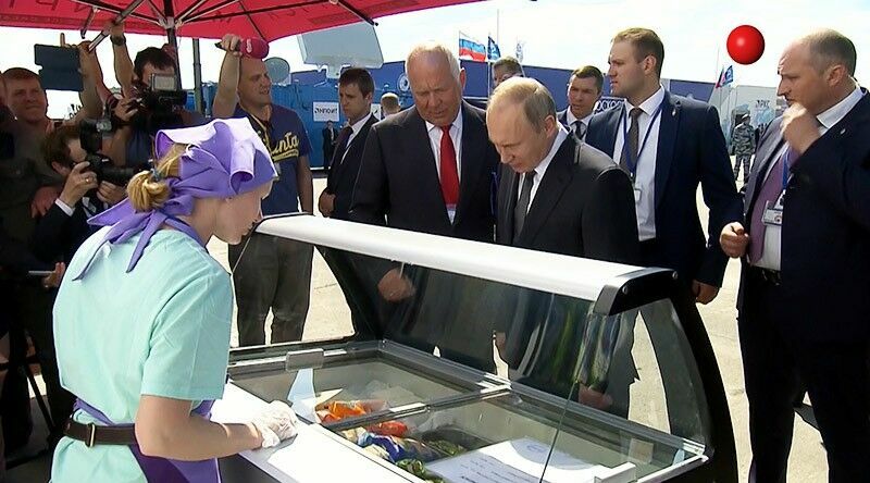 В Кремле рассказали, почему Путин покупал мороженое у одной и той же продавщицы