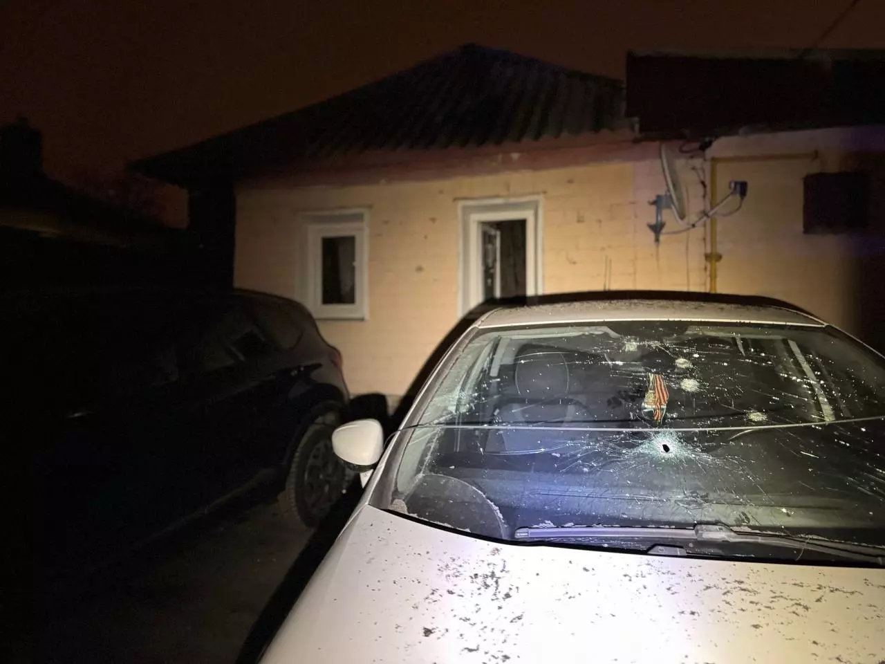 Два автомобиля повреждены при атаке ВСУ на Белгород