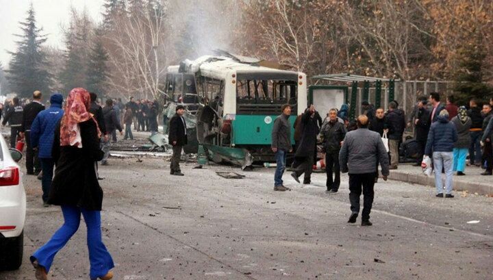При подрыве автобуса в Турции 13 человек погибли, 48 пострадали