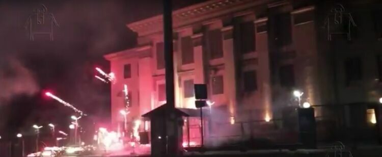 На Украине неизвестные напали на посольство России (ВИДЕО)