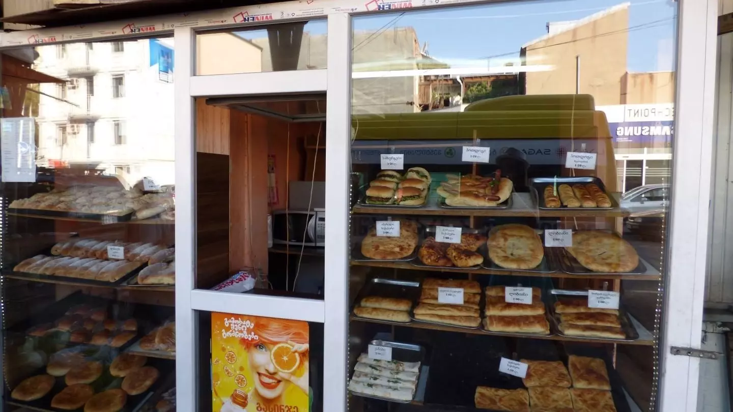 Типичная пекарня в Грузии: и дешево, и вкусно. Но похудеть от такой выпечки точно не удастся