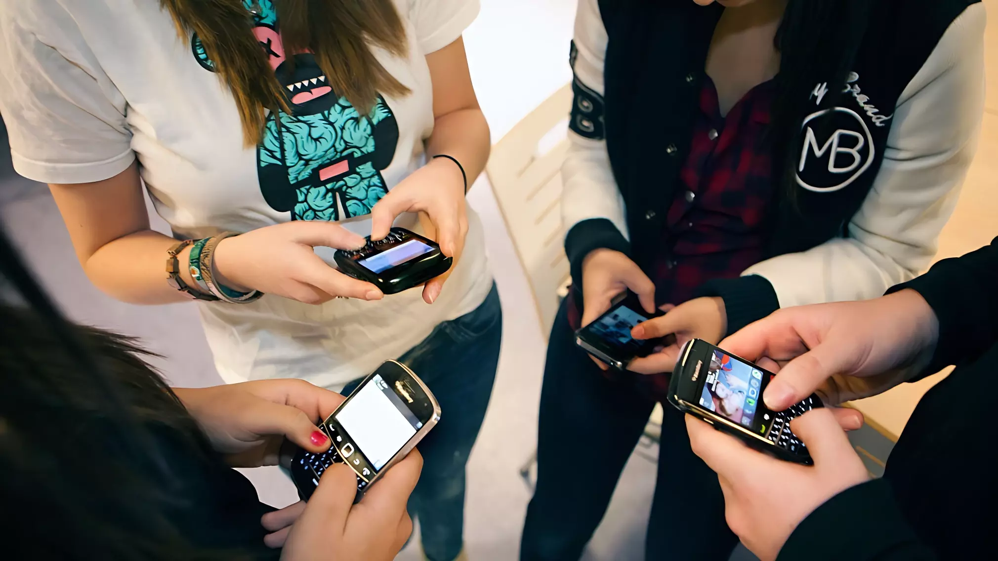 Госдума запретила в школах мобильные телефоны: как теперь быть ученикам и учителям?