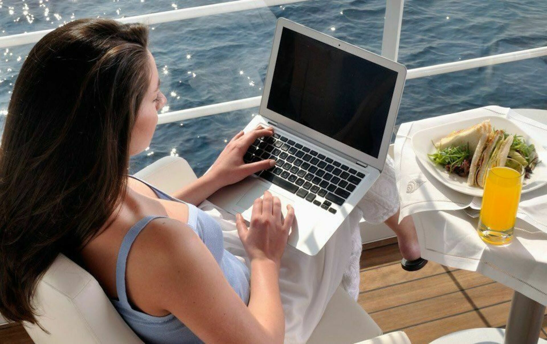 Развлечения заработок. Удаленная работа. Девушка с ноутом. С ноутбуком на море. Девушка с ноутбуком на море.