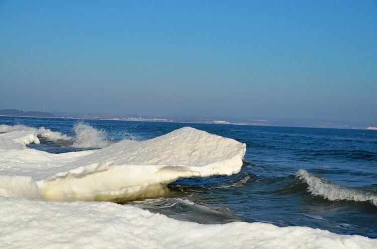 На Сахалине 20 рыбаков уносит в море на отколовшейся льдине
