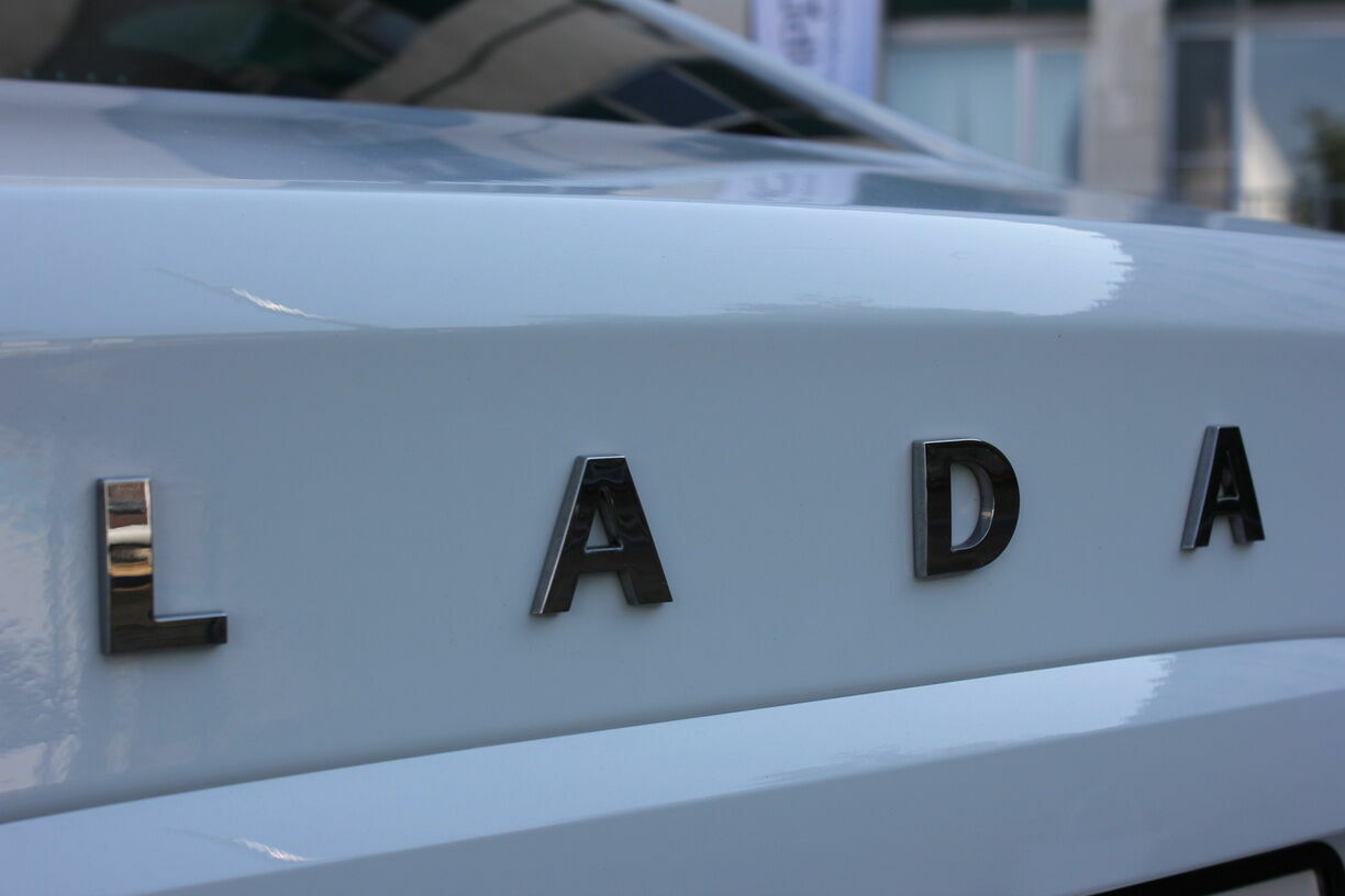 Продажи Lada в марте рухнули более чем вполовину