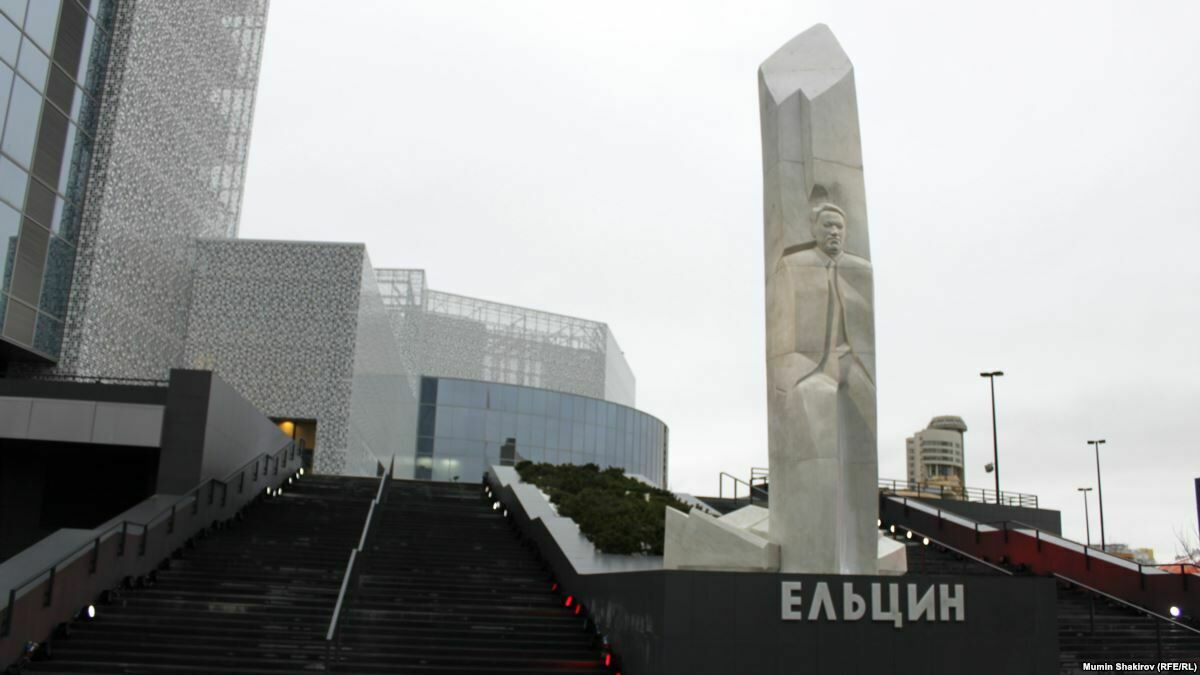 Суд решил не депортировать активиста, пытавшегося поджечь памятник Ельцину