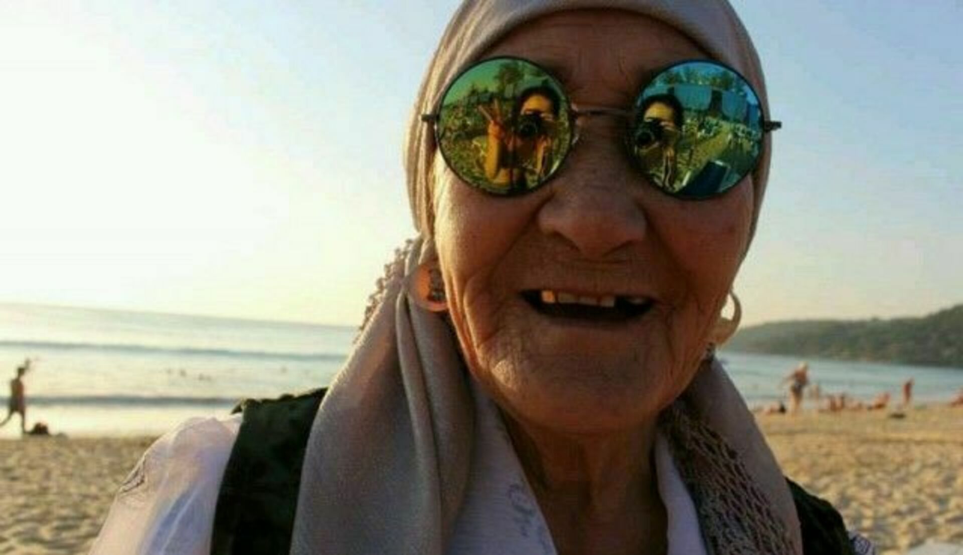 Бабка 3 видео. Бабка на море. Старухи на море. Старушка в очках.