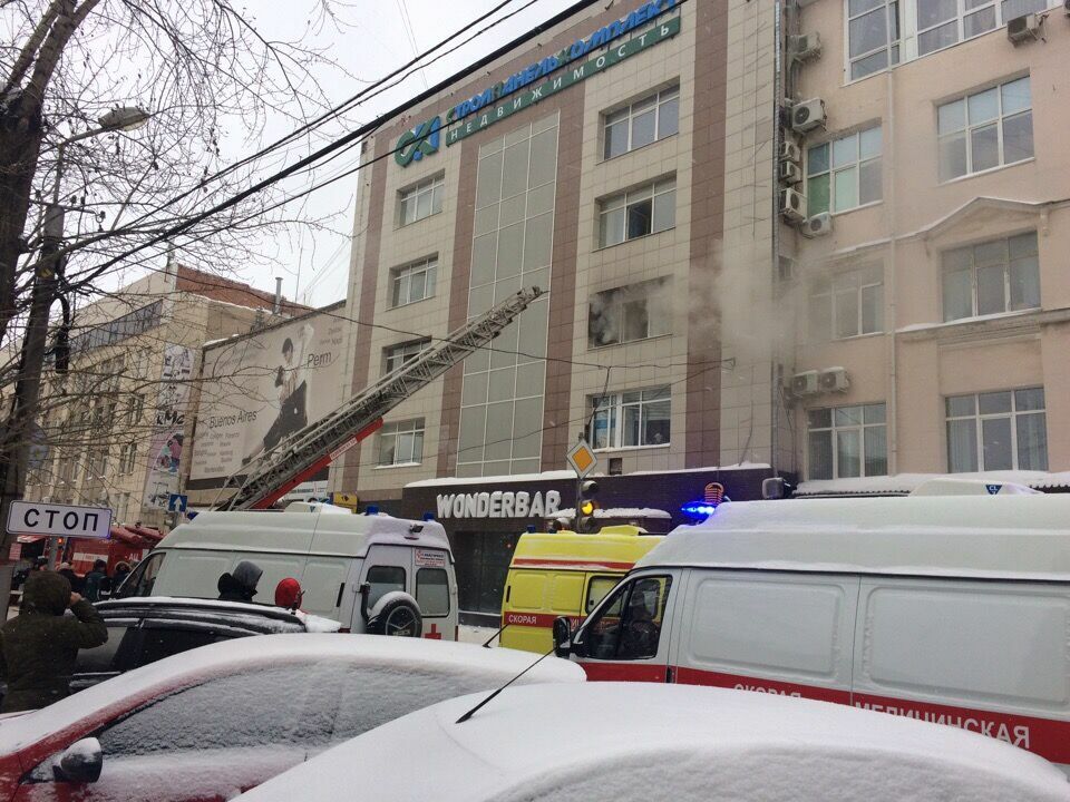 В Перми из загоревшегося бизнес-центра люди выпрыгивали из окон (ВИДЕО)