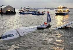 Пассажирский лайнер рухнул в реку Гудзон: чудом все выжили. ФОТО