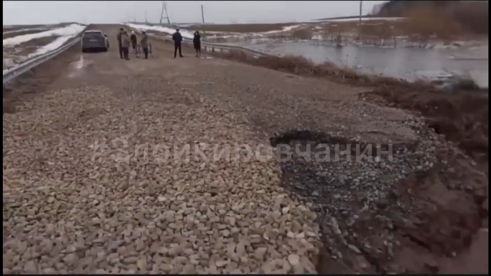 Обвал дороги отрезал от мира деревню в Кировской области (ВИДЕО)