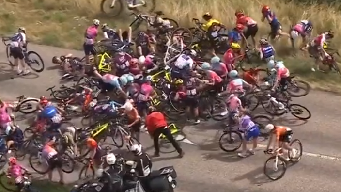 В сети появилось видео массовой аварии на женском "Тур де Франс"