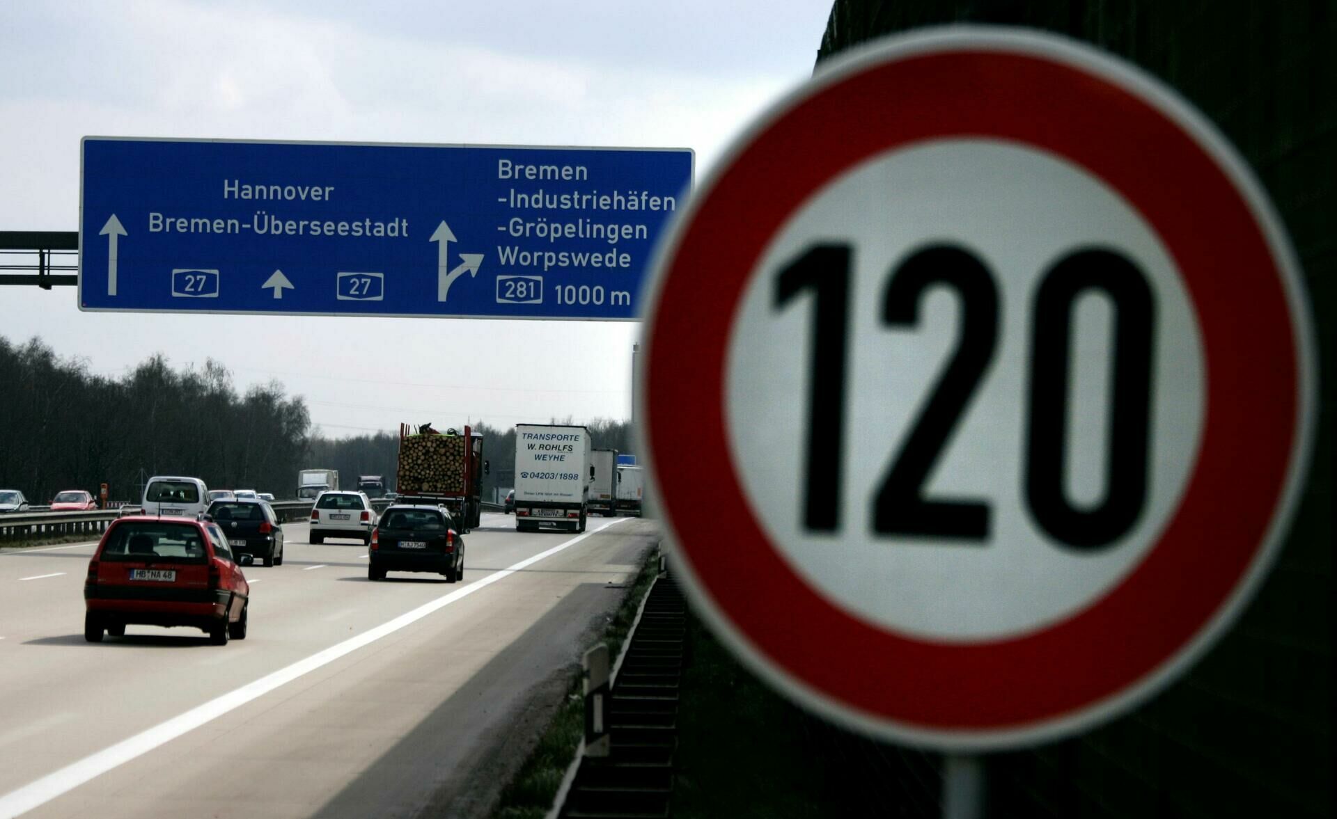 Der Spiegel: с целью экономии топлива немцы снизят скорость на автомагистралях
