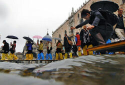 Венеция утонула досрочно – туристы бродят по улицам по пояс в воде