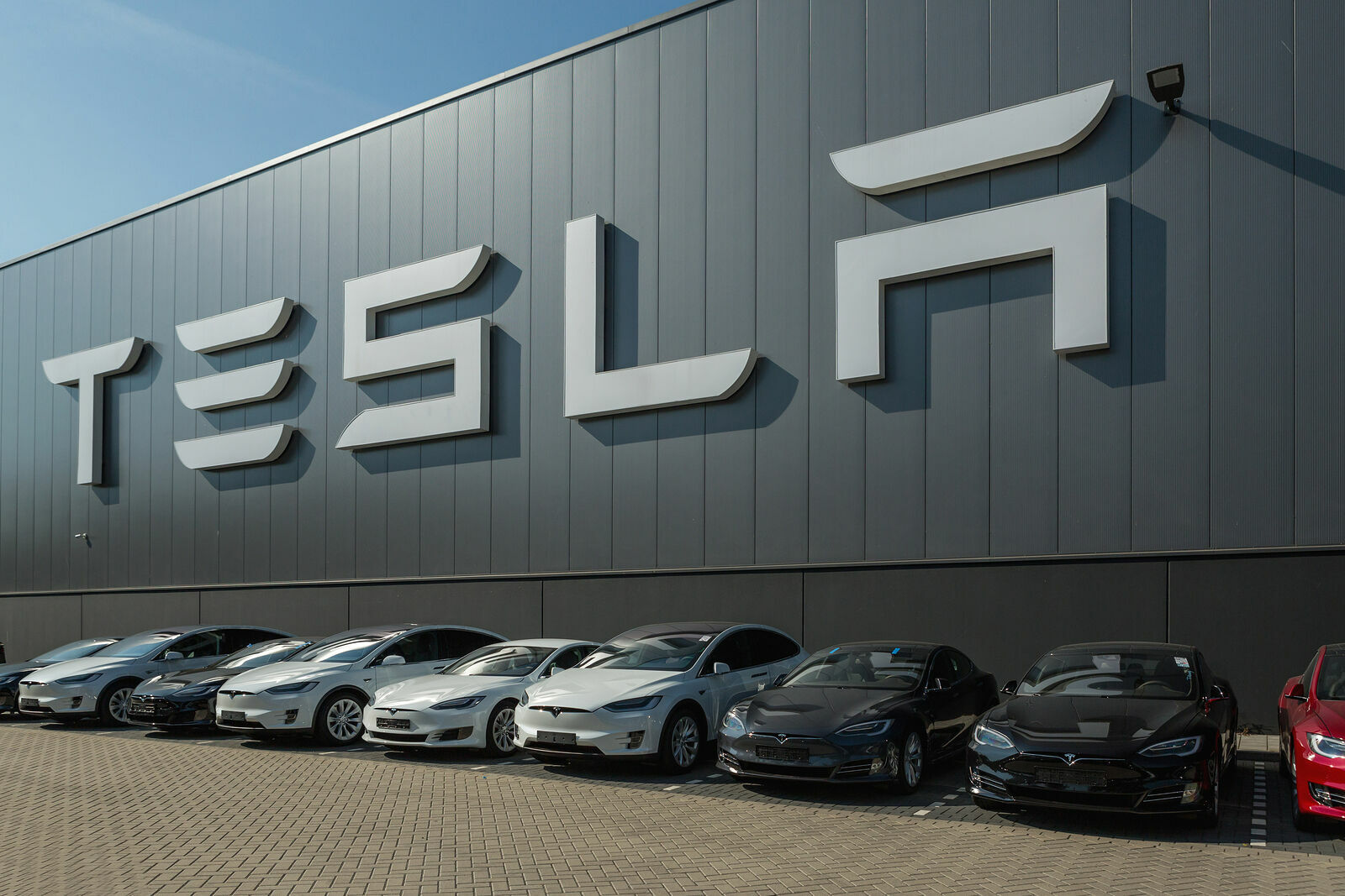 В Германии на Tesla подали в суд из-за вводящей в заблуждение рекламы
