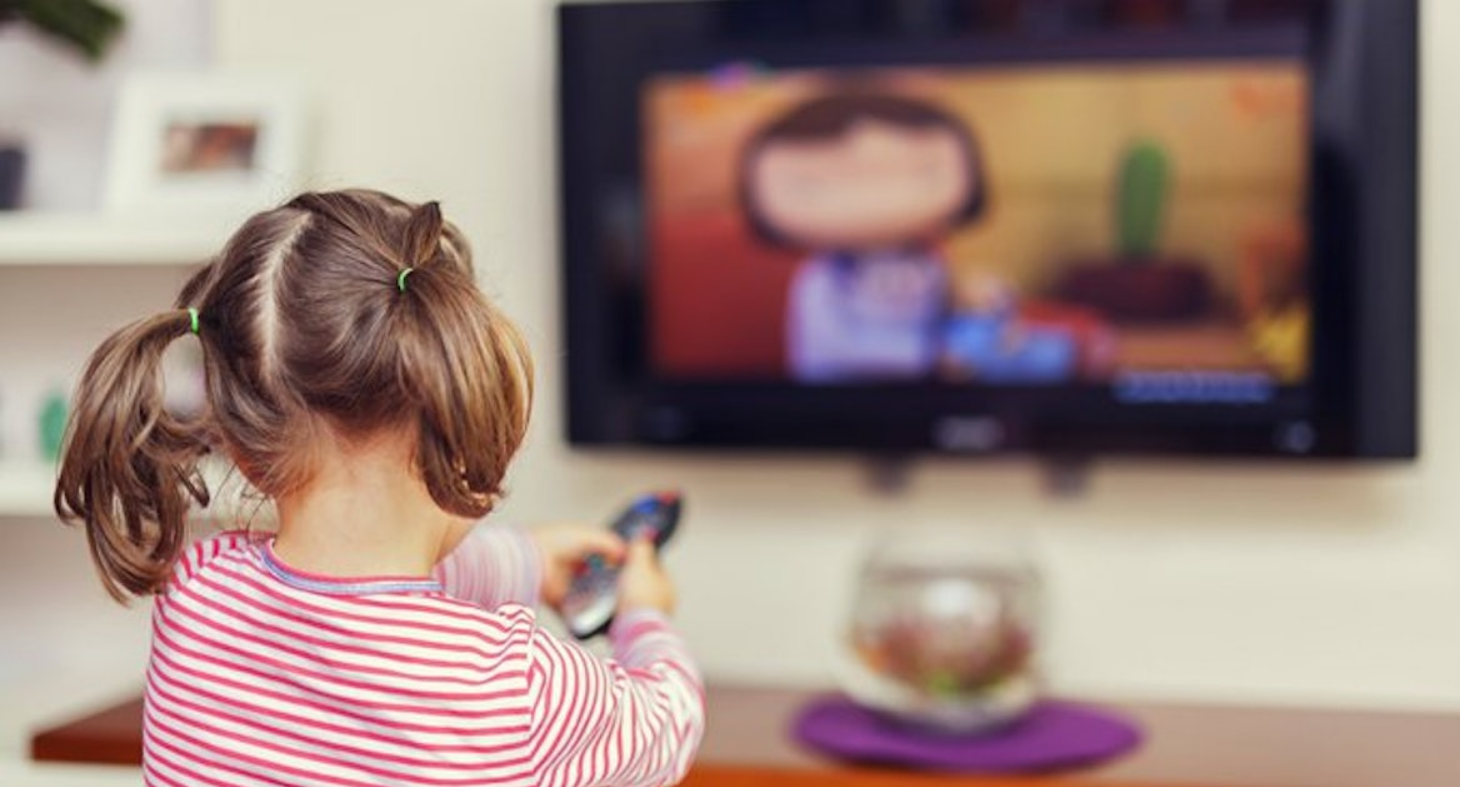 Два часа в день перед телевизором в детстве грозят развитием зависимостей в будущем