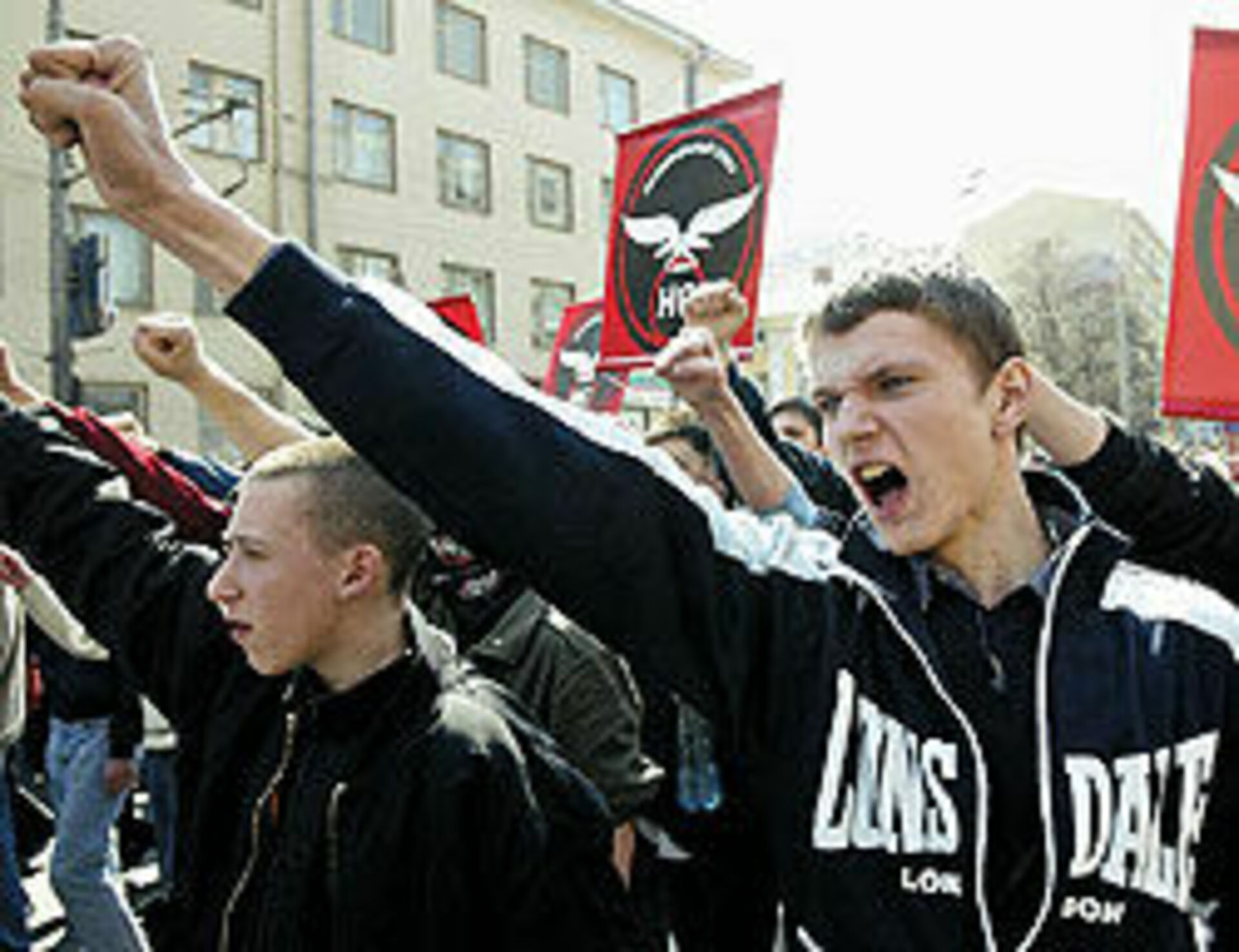Молодежь молодежный экстремизм. Молодежный экстремизм. Экстремистские группировки в России. Молодежные экстремистские группы Готика. Вербовки в экстремистские группировки.