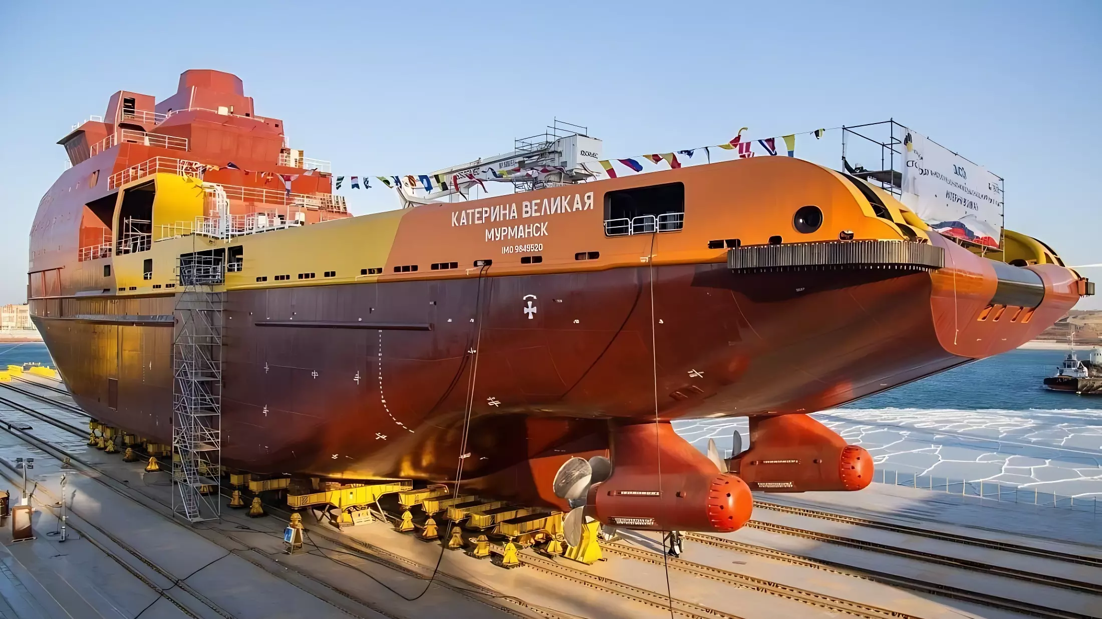 Во Владивостоке загорелось уникальное судно «Катерина Великая», есть жертвы