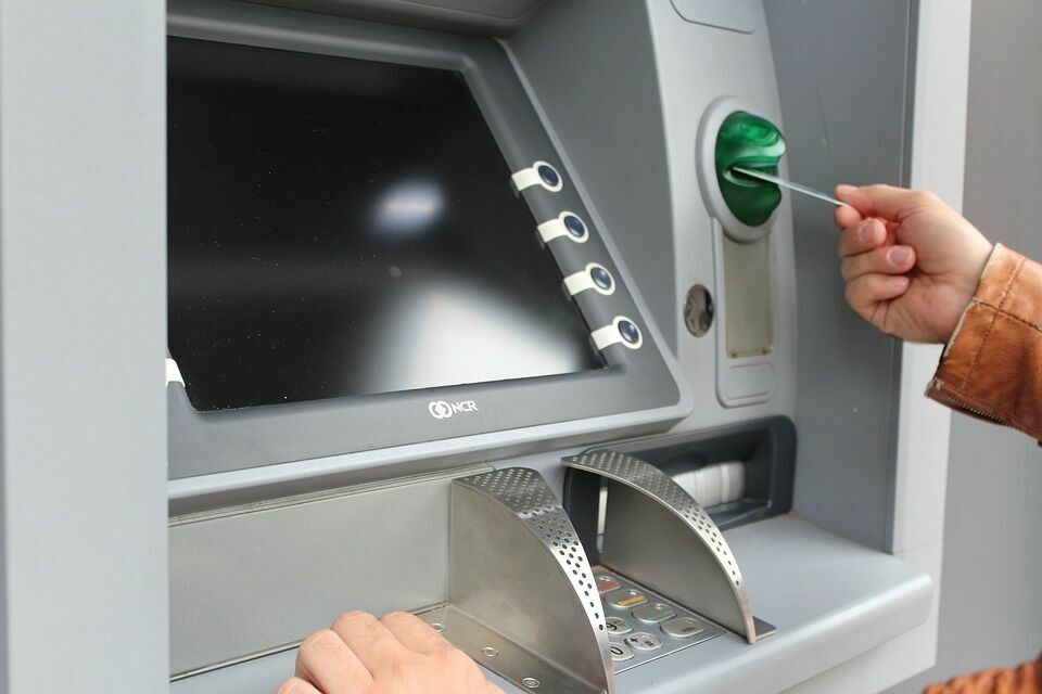В Москве восемь бандитов в масках украли банкомат из торгового центра