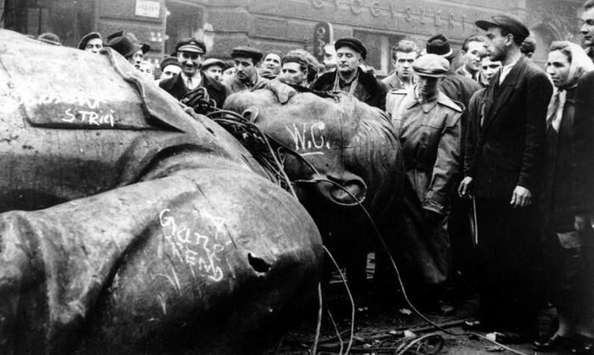 Процесс десталинизации начался в. Венгрия 1956 статуя Сталина. Венгерский кризис 1956 памятник Сталину.