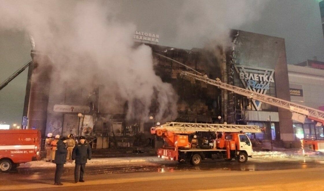 В красноярском ТЦ «Взлетка Plaza» произошел сильный пожар (ВИДЕО)