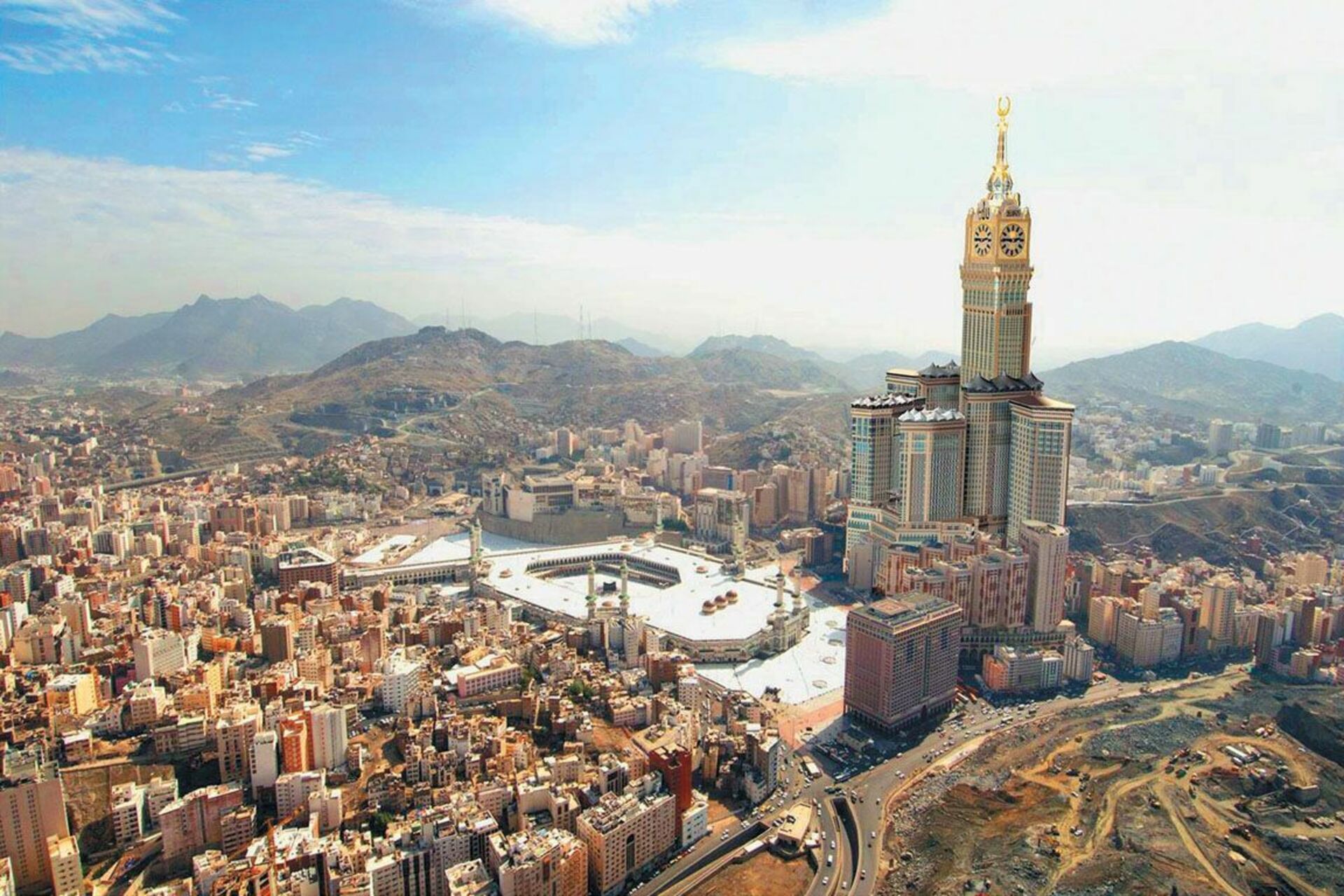 Мекка в каком городе. Башня Абрадж Аль-Бейт. Город Мекка Саудовская Аравия. Абрадж Аль-Бейт Мекка Саудовская Аравия. Часовой башне Абрадж Аль-Бейт в Мекке.