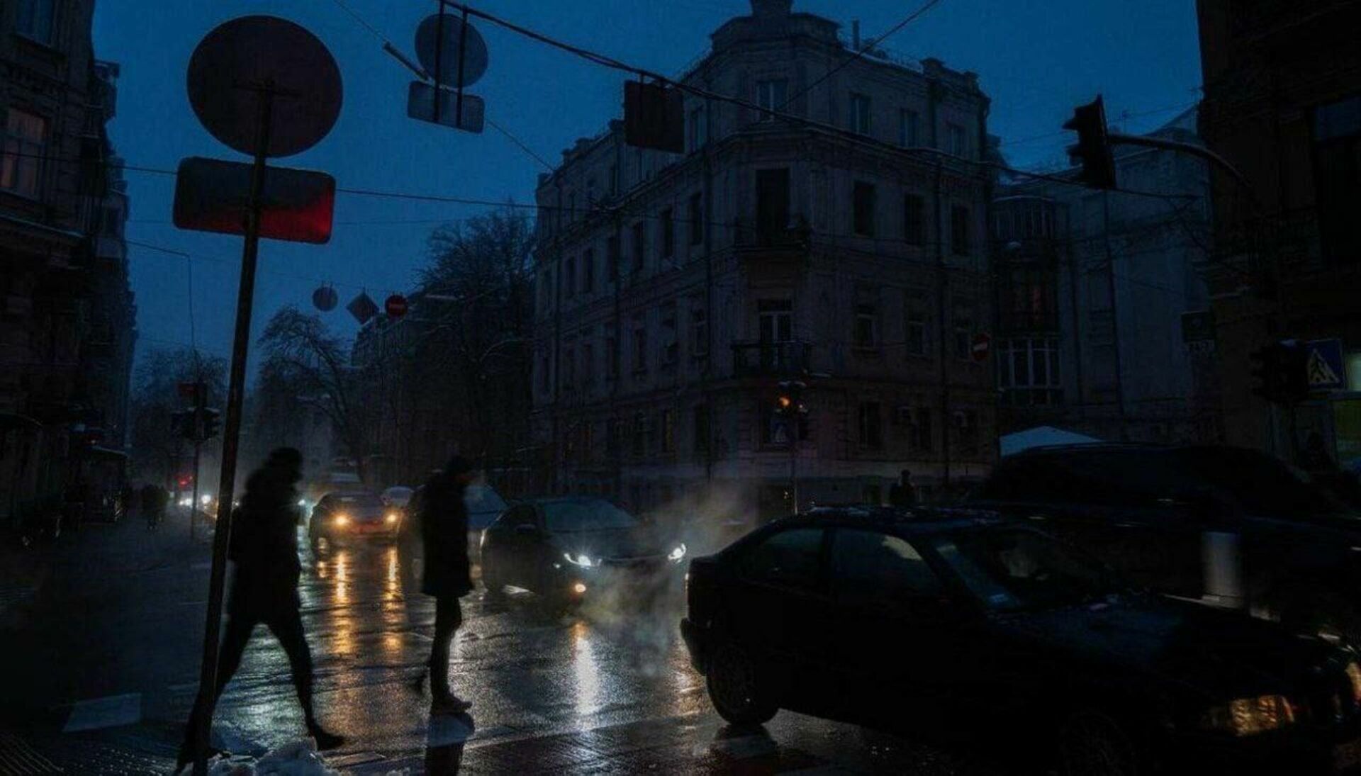 Харьков без света и воды сегодня. Вечерний город. Город ночью. Улица России. Улица ночью.