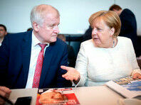 Глава МВД Германии признался, что не может работать с Меркель