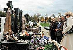 На могиле актера Вячеслава Невинного установлен памятник