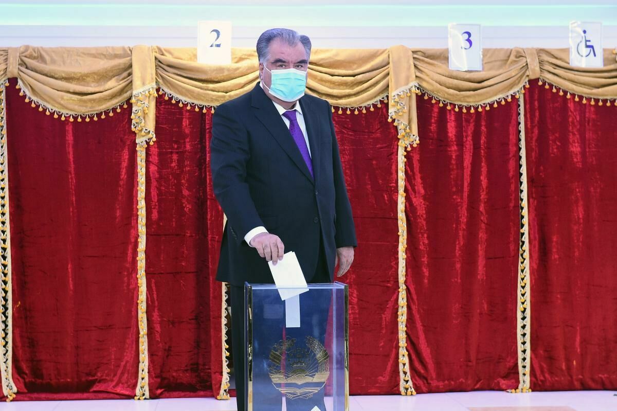 На президентских выборах в Таджикистане победил Эмомали Рахмон с 90% голосов