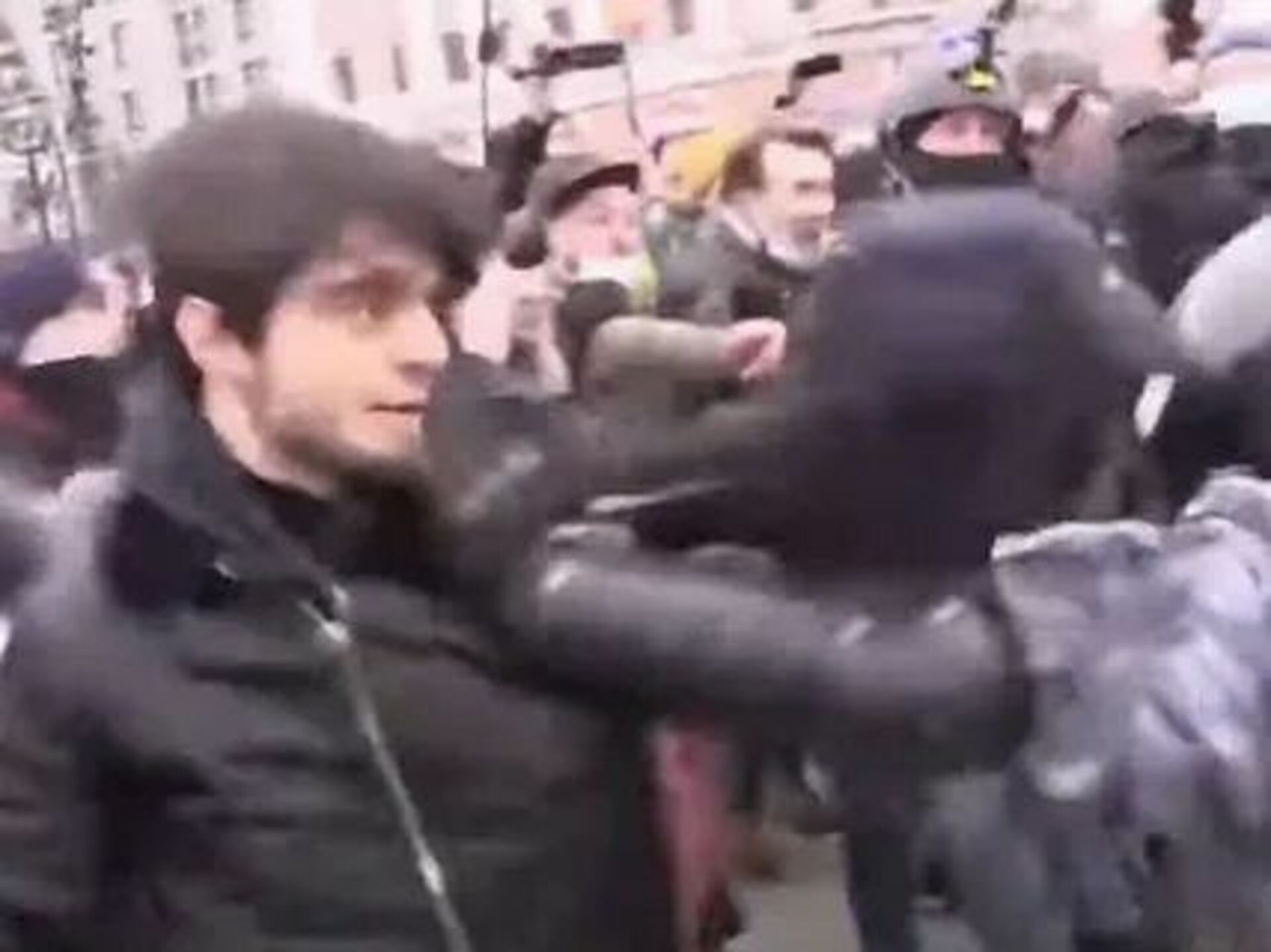Русские против чеченцев. Джумаев Саид-Мухаммад. Чеченец который дрался с ОМОНОМ на митинге.
