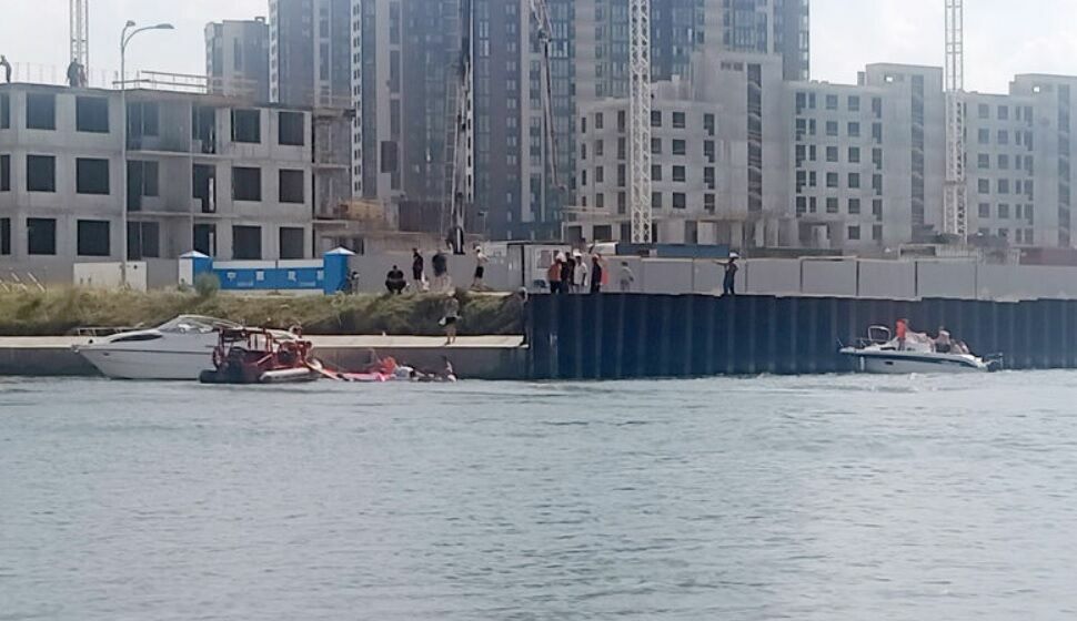В Санкт-Петербурге лодка врезалась в мост: пострадали восемь человек