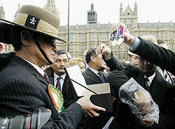 Военные непальцы вернули медали британскому правительству