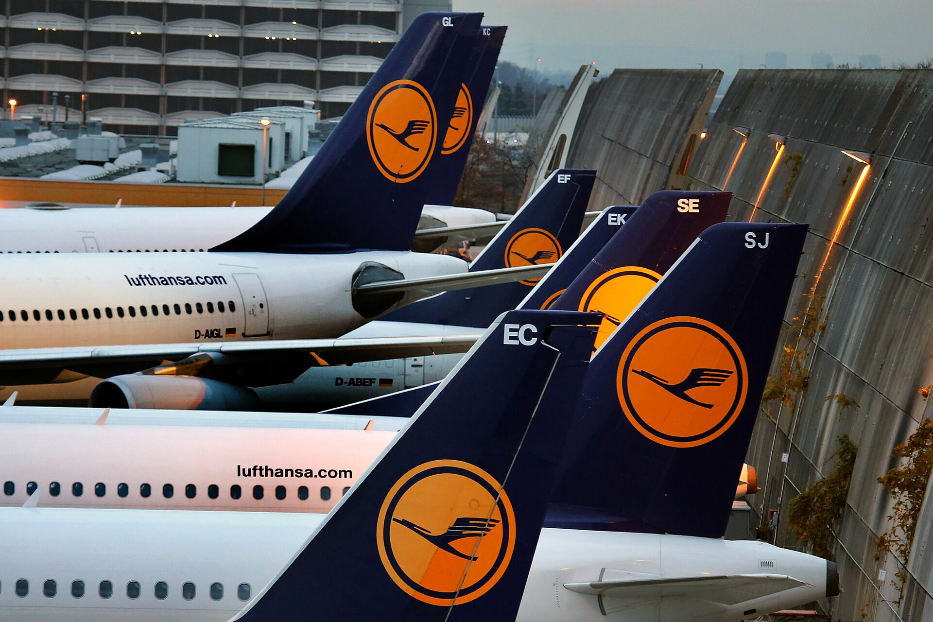 Авиакомпании Lufthansa и Swiss Air приостановили полеты в Киев с 21 февраля