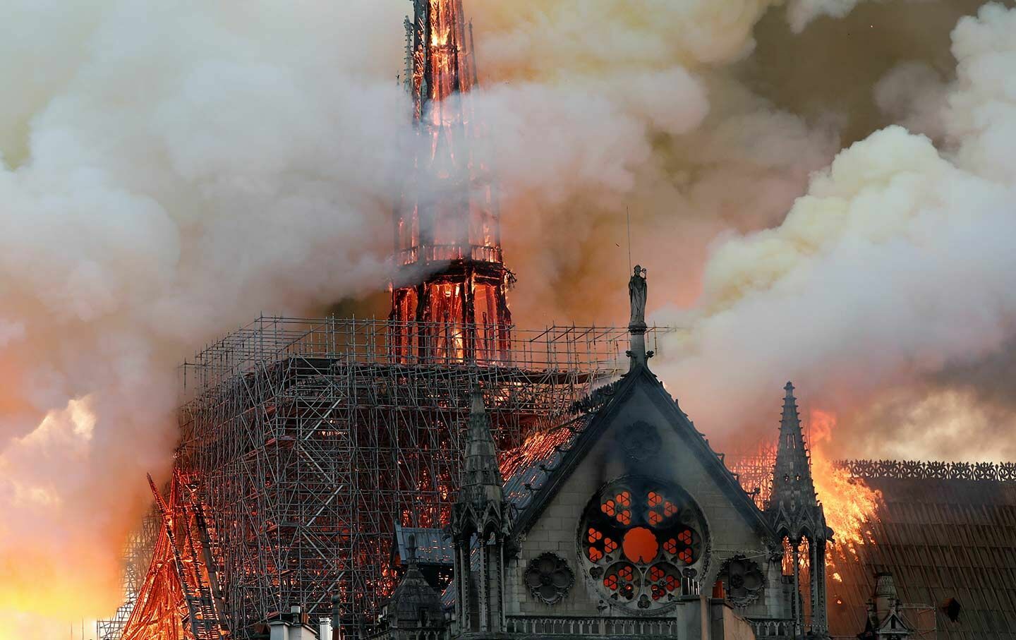 Причиной пожара собора Парижской Богоматери могло стать короткое замыкание