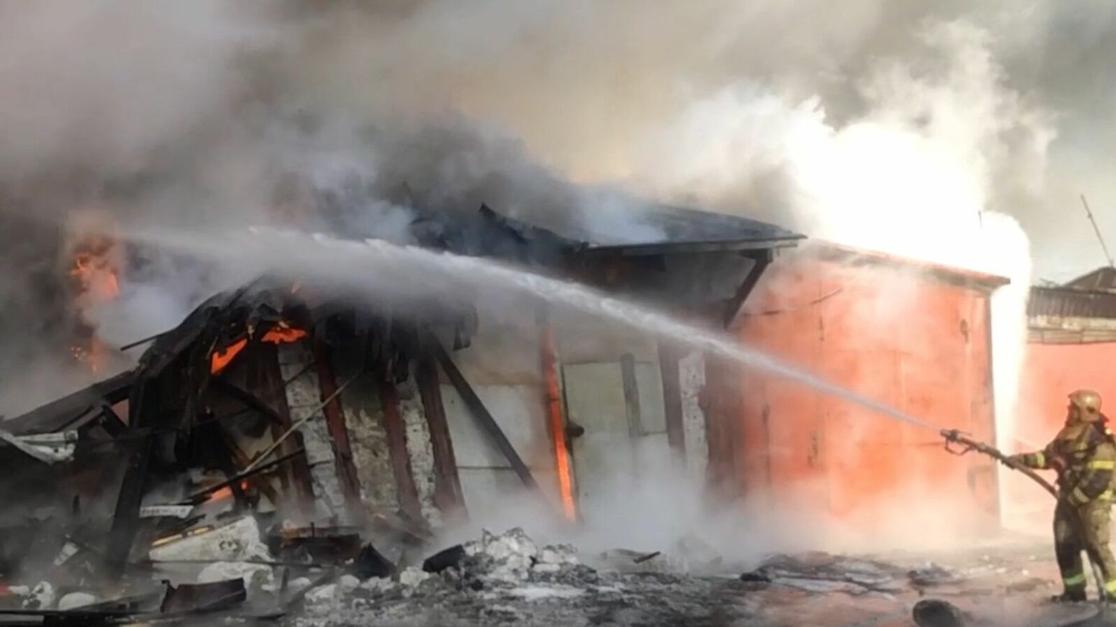 В Норильске тушат крупный пожар на складах (ВИДЕО)