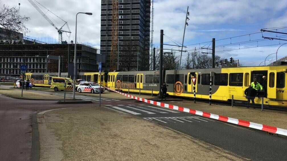В голландском Утрехте неизвестный открыл стрельбу в трамвае