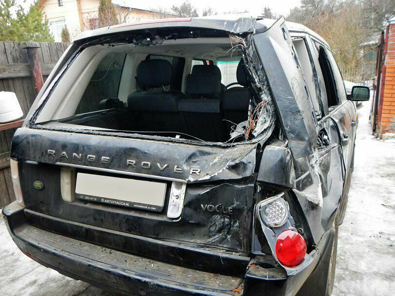 Челябинец отомстил Великобритании, разбив кувалдой Range Rover соседа