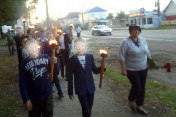 Не наша традиция: в Брянске прошло факельное шествие школьников