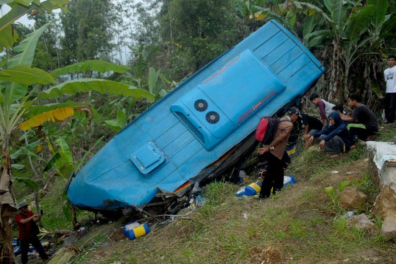 24 человека погибли в Индонезии при падении автобуса в ущелье