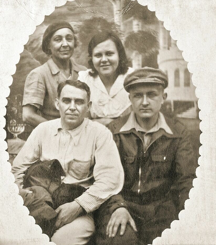 М.И. Цветаева с А.Е. Крученых, Л.Б. Либединской и сыном Георгием. 1941 г