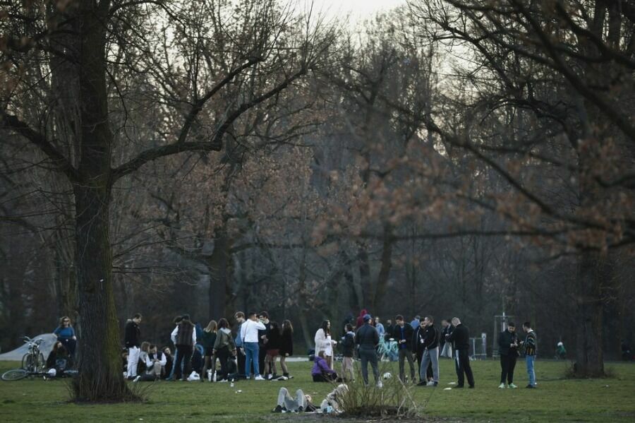 Молодые люди в берлинском Народном парке Фридрихсрайн