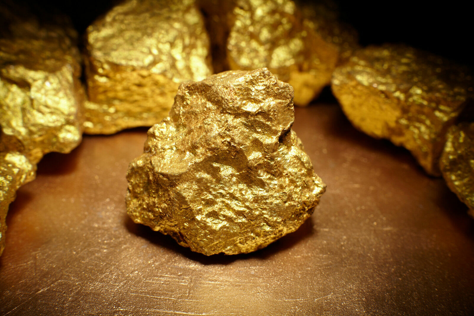 Впервые с 2020 года золото продается по $2000 за унцию