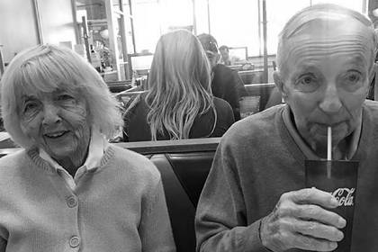 Прожившие вместе 65 лет супруги умерли от коронавируса в один день