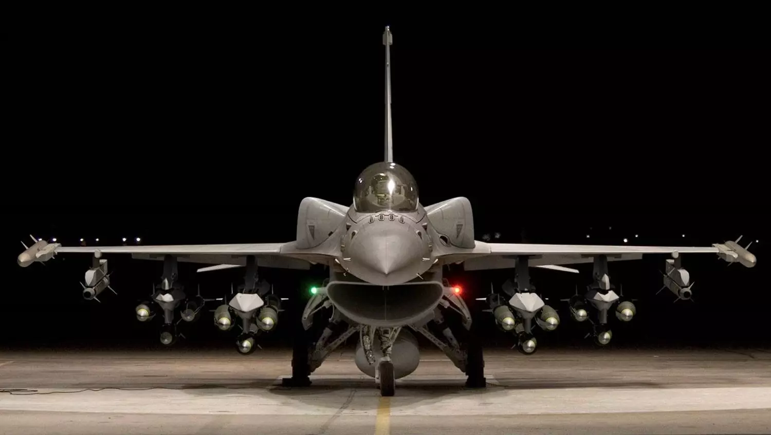 На фото: истребитель F-16V