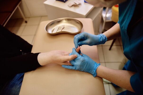 ВИЧ-инфицированные пожаловались на отказы в вакцинации против ковида