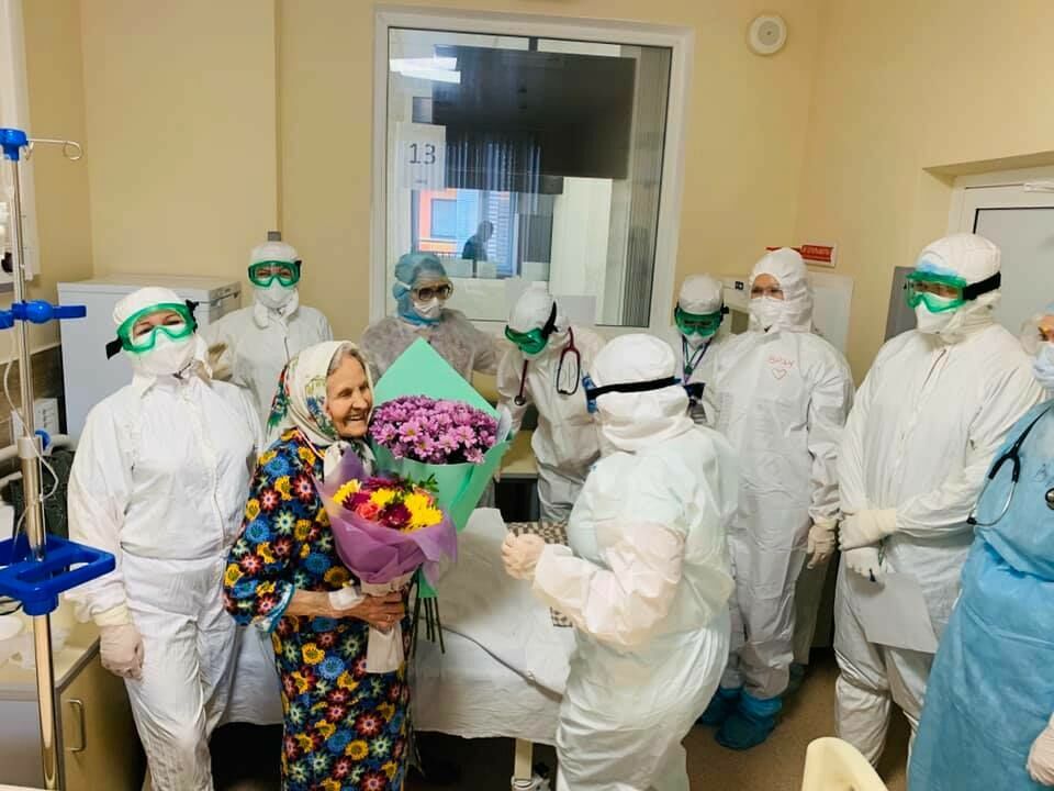 Соцсети бурно отреагировали на новость о выздоровлении 101-летней бабушки от вируса