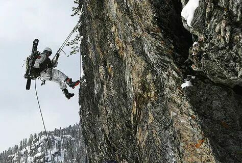 Трех российских альпинистов спасли в Гималаях