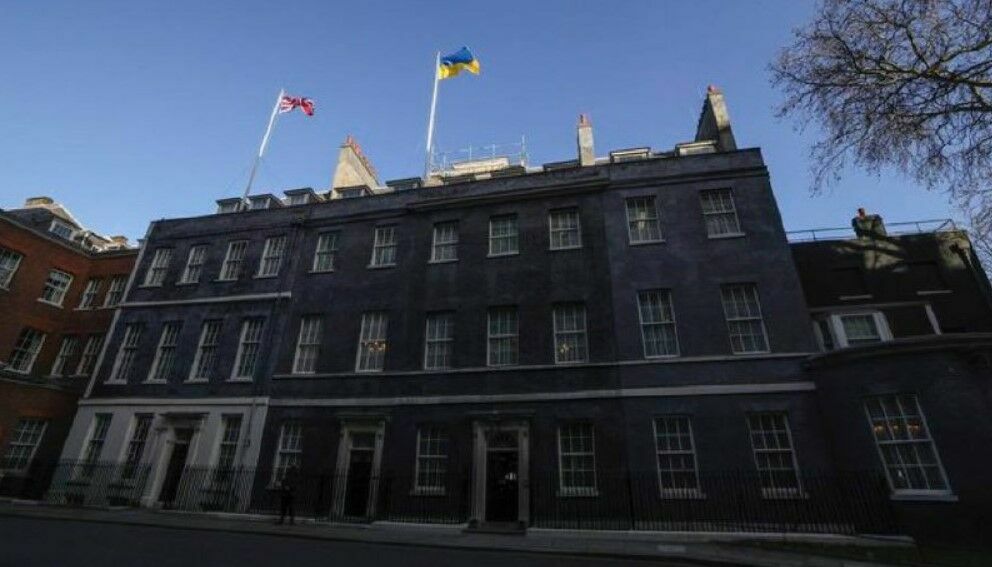 Украинский флаг вывешен над резиденцией британского премьера Джонсона