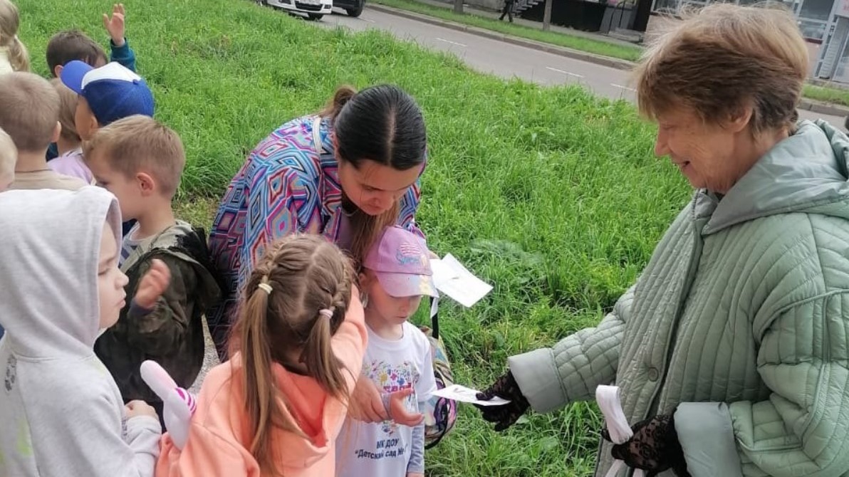 В Новокузнецке детсадовцев отправили раздавать агитки на выборы губернатора (ФОТО)