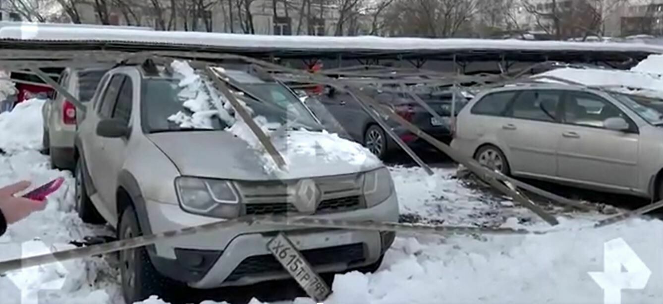 Крыша парковки рухнула под тяжестью снега, повредив свыше 20 машин в Москве